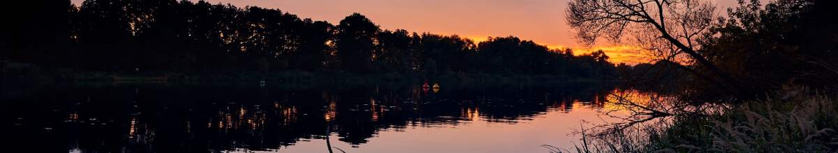 Sonnenuntergang über dem Fluss.