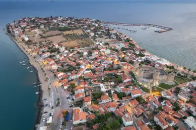 Dikili Luftbild von der Stadt am Meer.