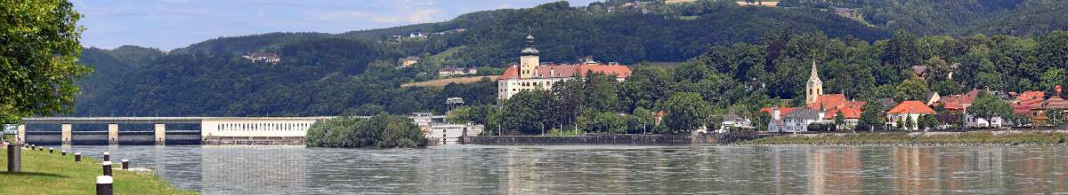 Panoramablick von Ybbs auf Persenbeug und links das Besucherkraftwerk auf der Donau.
