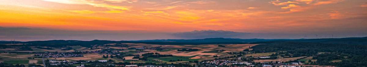 Die Sonne geht über den Dächern der Stadt unter.