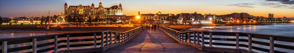 Der Pier am Strand von Gqeberha bei Sonnenuntergang.