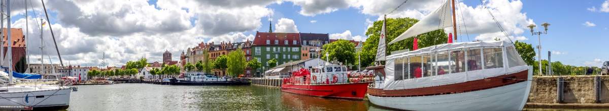 Boote legen am Steg von Stralsund an.
