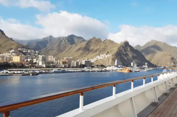 Kreuzfahrthafen von Arrecife Blick von der Reling eines Kreuzfahrtschiffes auf den Hafen von Lanzarote