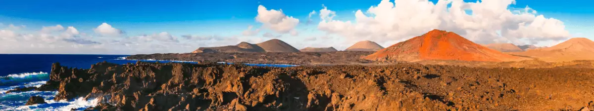 Meeresbrandung an der vulkanischen Küste Lanzarotes.