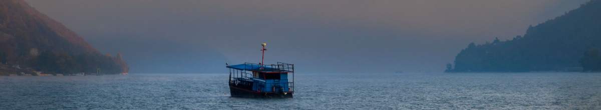 Das Boot fährt auf dem Meer vor Serbien im Sonnenuntergang heraus.