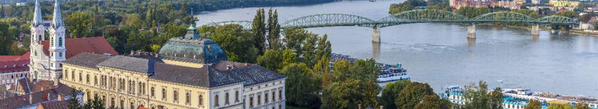 Zu sehen ist die Donau, die Basilika sowie die Brücke von Esztergom.