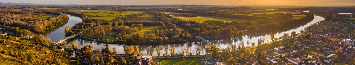 Der Fluss fließt durch die grüne Natur von Solt.