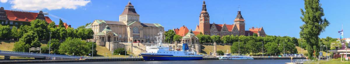 Blick auf die Hakenterrasse in Stettin an der Oder. Dort ist auch der Hafen, an dem ein Schiff angelegt hat.