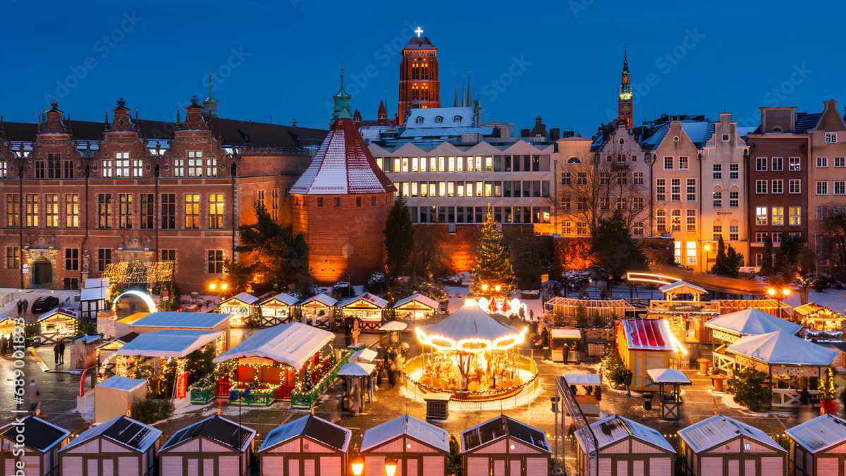 Ein Weihnachtsmarkt mit einer beleuchteten Uferpromenade und kleinen Häusern.