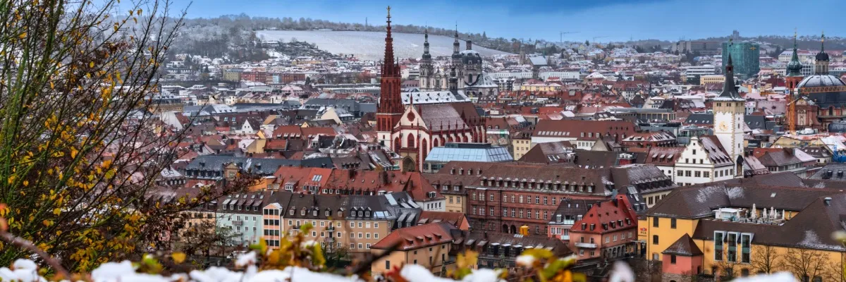 Die Städte am Main, hier Würzburg, sehen zur Weihnachtszeit besonders romantisch aus.