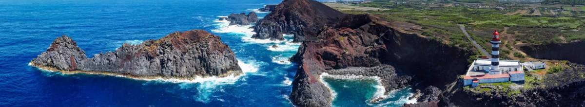 Blick auf die Felsenklippe von Graciosa. Auf der Klippe steht ein Leuchtturm.
