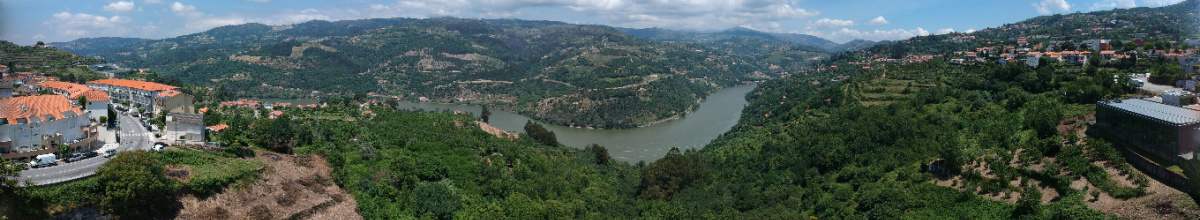Die Panoramaaufnahme zeigt einen Abschnitt des Douro-Tals. Sowohl der Fluss als auch die Weinberge kommen gut zur Geltung.