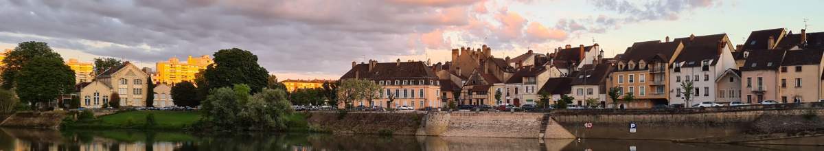 Die Sonne geht über Chalon-sur-Saône unter.