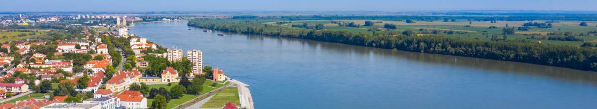 Die Stadt Vukovar an der Donau von oben aus gesehen.
