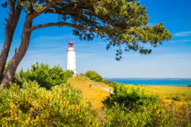 Der Leuchtturm in Vitte liegt am Hafen der Insel Hiddesee.
