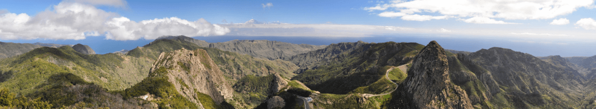 Die Bergspitzen der Insel La Gomera bei freundlich hellem Wetter