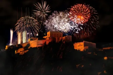 Eine Burg in Bingen ist hell erleuchtet: Das Feuerwerk von Rhein in Flammen erhellt die Umgebung.