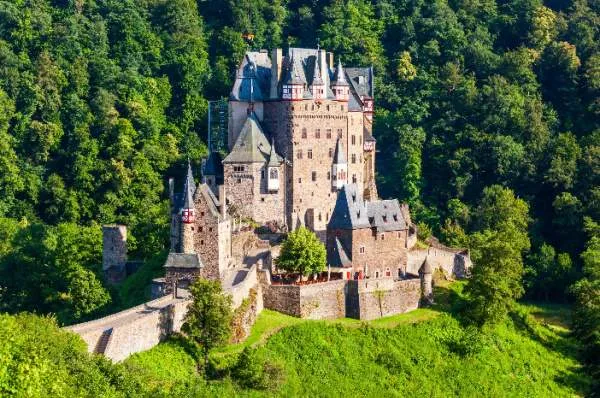 Burg Eltz Die Burg Eltz besticht durch einen pompösen Bau. Die Türme und Kuppeln wagen weit heraus und verzieren die Burg.