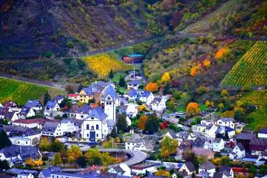Von oben herunter blickt man auf das Tal Andernach.