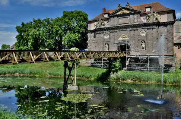 Historisches Rathaus in Breisach am Rhein Zum historischen Rathaus gelangen Sie über eine Brücke. Das Rathaus ist heute ein Stadtmuseum und zeigt die Geschichte der Stadt Breisach am Rhein auf.