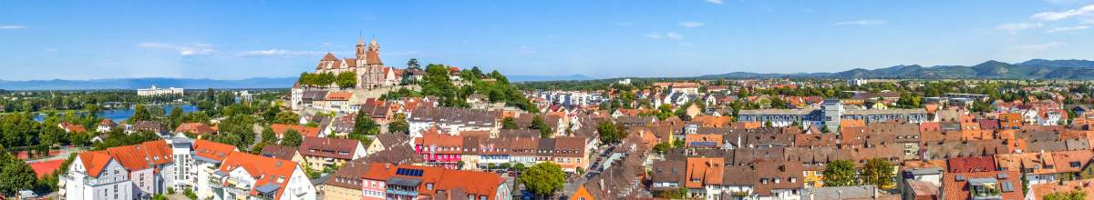 In der Vogelperspektive erblicken Sie das Panorama der Dächer der Stadt.