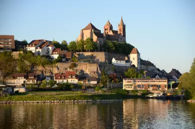 Hinter dem Fluss Rhein gelegen, sticht die Stadt Breisach hervor. Besonders auffällig ist die Kirche die sehr hoch gelegen ist.