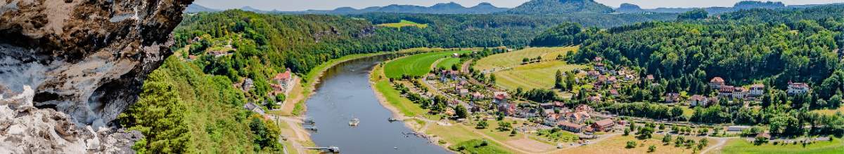 Ein Panorama mit Aussicht auf die Elbe und ihre Umgebung samt Landschaft.