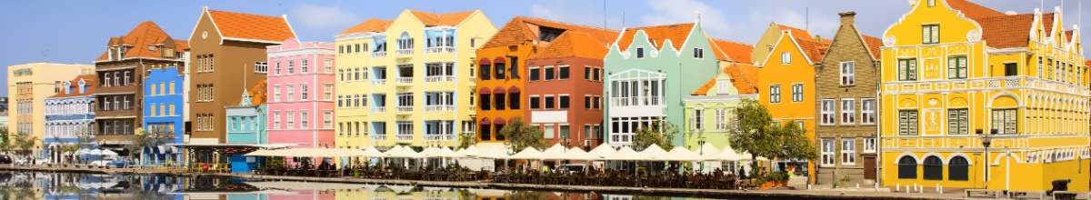 Eine bunte Häuserreihe am Hafen von Willemstad.