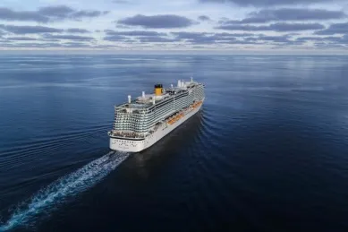 Das Schiff Costa Toscana gleitet durch das tiefblaue Meer.