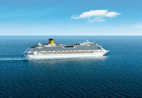 Das Schiff Costa Favolosa gleitet durch das Meer.