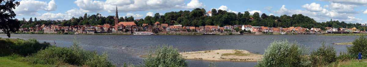 Über die Elbe hinweg grenzt die Stadt Lauenburg direkt an den Fluss.