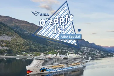 Seitenansicht von AIDAnova vor einer Küstenlandschaft. Darüber das Logo der Themenreise O zapft is und das AIDA Logo.