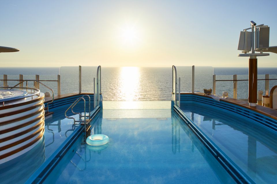 Panoramablick vom Infinity Pool auf AIDAcosma