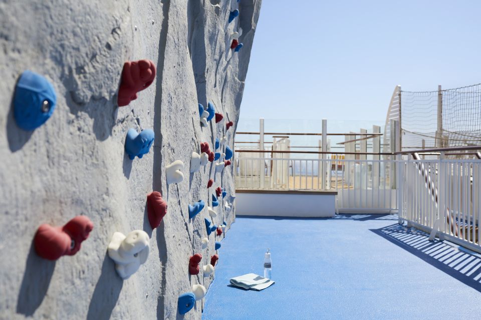 Ansicht der Kletterwand auf AIDAcosma