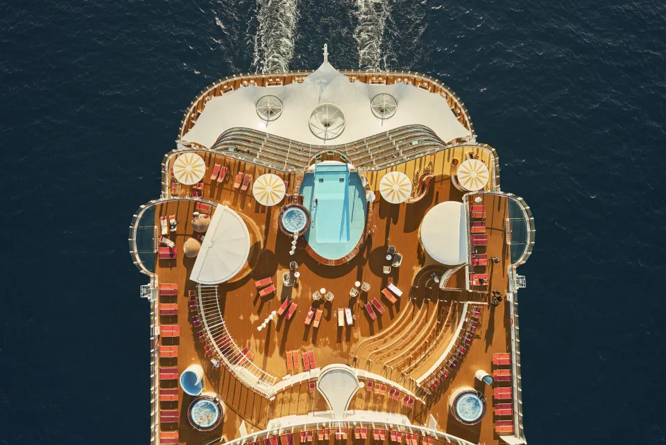 AIDAcosma Pool Deck