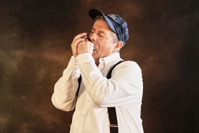 Michael Hirte mit Mundharmonika