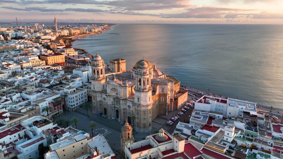 Blick über die Altstadt von Cádiz mit der Kathedrale im Zentrum und dem Meer im Hintergrund