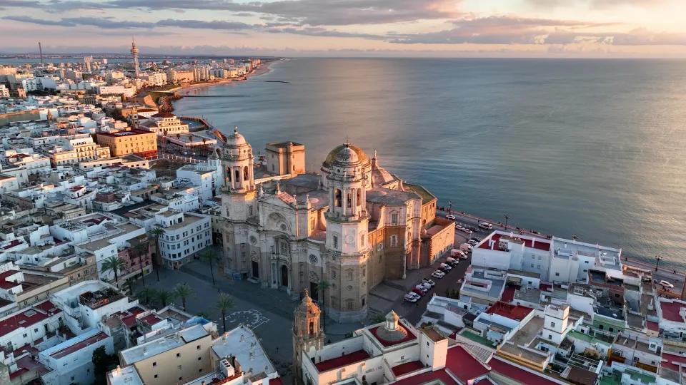 Blick über die Altstadt von Cádiz mit der Kathedrale im Zentrum und dem Meer im Hintergrund