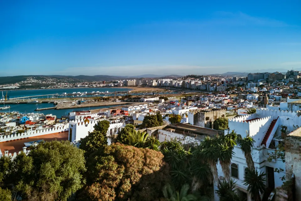 Blick über die weißen Häuser der Altstadt von Tanger auf den Hafen