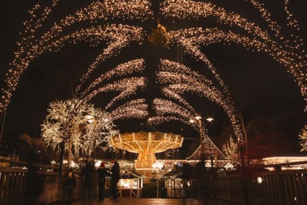 Weihnachtliche Lichtbögen vor dem Karussell im Freizeitpark Liseberg in Göteborg