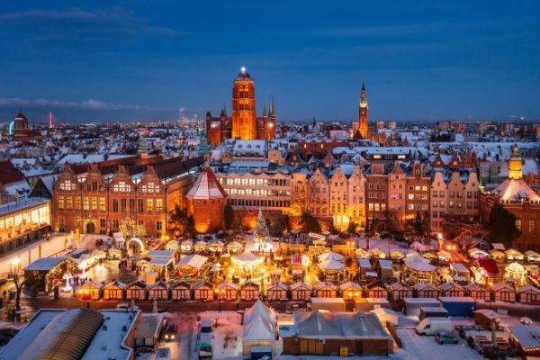 Blick über den Weihnachtsmarkt von Danzig am Abend